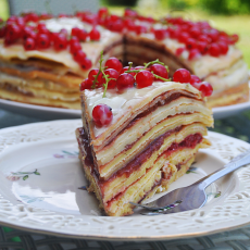 Przepis na Tort naleśnikowy z powidłami truskawkowymi i białym serkiem