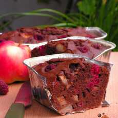 Przepis na Pyszne czekoladowe ciasto z jabłkami i malinami