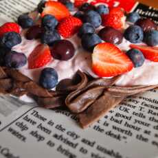 Przepis na Domowy czekoladowy makaron z biało- czekoladowo truskawkowym twarożkiem i owocami lata
