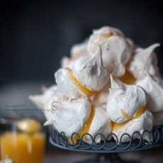 Przepis na Beziki z kremem cytrynowym (Lemon curd meringues). 