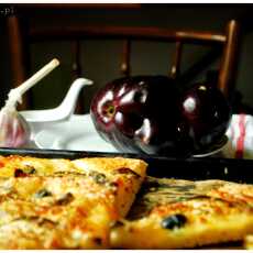 Przepis na Pizza z bakłażanem, czarnymi oliwkami i mozzarellą.