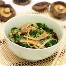 Przepis na Zielony makaron soba z grzybami shiitake i brokułami