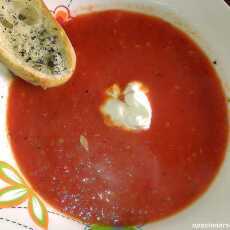 Przepis na Zupa z pieczonych warzyw z czosnkowymi grzankami