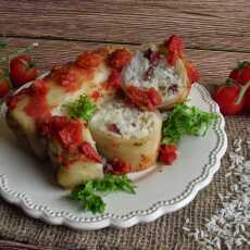 Przepis na Pieczone gołąbki z kiełbasą pod pomidorami