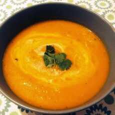 Przepis na Rozgrzewająca zupa krem z marchewki z imbirem i mleczkiem kokosowym