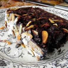 Przepis na Czekoladowe ciasto bez mąki (z ciecierzycy i bananów, z migdałami i śliwkami)