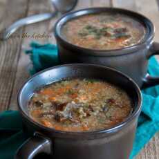 Przepis na Pożywna zupa z quinoa i grzybami