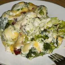 Przepis na Zapiekanka z brokułów z serem i suszonymi pomidorami
