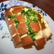 Przepis na Chleb zapiekany ze szczypiorkiem