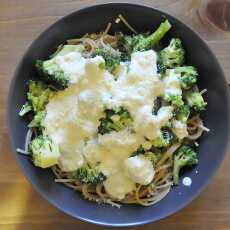 Przepis na Makaron spaghetti z brokułami w sosie serowym