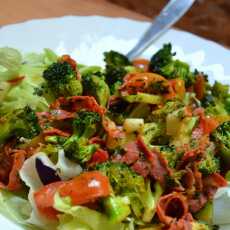 Przepis na Zdrowa i ekspresowa sałatka z brokułami, pomidorkami koktajlowymi i chorizo