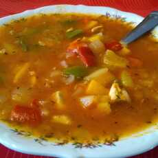Przepis na Zupa drobiowa z cebulą i papryką.
