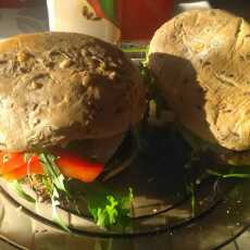 Przepis na Hamburgery wołowe w bułce wieloziarnistej z kiełkami i rukolą.