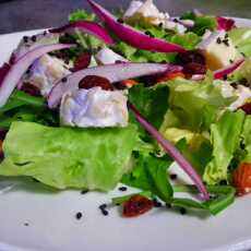Przepis na Salatka z czerwona cebula, migdalami i serem plesniowym