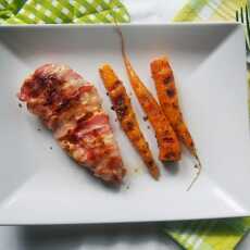 Przepis na Pierś kurczaka w wędzonym boczku i grillowane młode marchewki