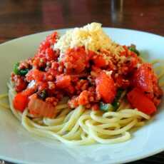 Przepis na Spaghetti z pomidorami, papryką i mięsem mielonym