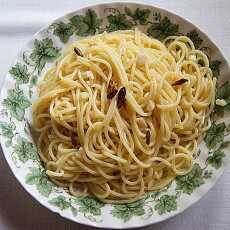 Przepis na Białe spaghetti z peperoncino i czosnkiem.