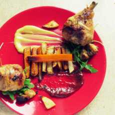 Przepis na Złociste nóżki kurczaka serwowane z frytkami z warzyw.