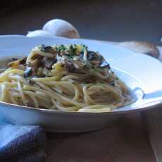 Przepis na Spaghetti z sosem śmietanowym i pieczarkami