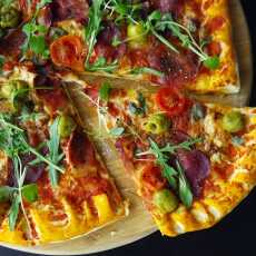 Przepis na Pizza z szynką szwarcwaldzką z serowym brzegiem