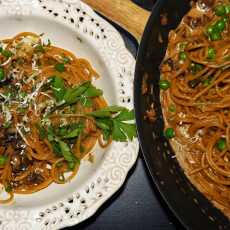 Przepis na Spaghetti kremowe z pieczarkami i groszkiem