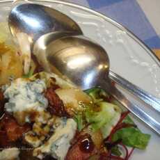 Przepis na Sałatka z karmelizowanych gruszek, bekonu i niebieskiego sera