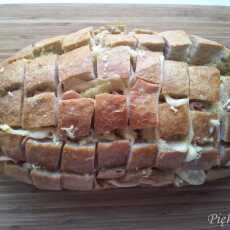 Przepis na Chleb nacinany z serem, szynką i i masłem czosnkowym