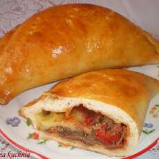 Przepis na Calzone z pieczarkami, żółtym serem i salami