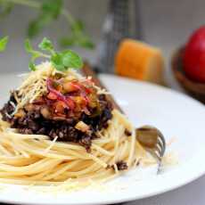 Przepis na Spaghetti z kaszanką, chutneyem z jabłka oraz cebuli i wędzonym serem