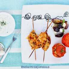 Przepis na Faszerowane pomidory, pieczona cebula i szaszłyki z kurczaka i chorizo. / Stuffed tomatoes, baked onion and chicken shashliks with chorizo.