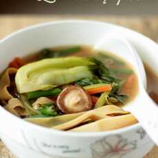 Przepis na Zupa chińska z warzywami i tofu. Nie mylić z zupką chińską.