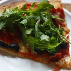 Przepis na Pizza z rukolą, mozzarellą, szynką i oliwkami