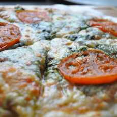 Przepis na Pizza ze szpinakiem, mozzarellą i pomidorami