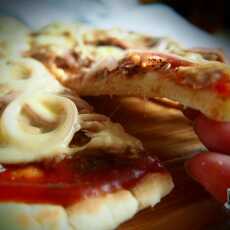 Przepis na Pizza z patelni z tuńczykiem i pomidorami