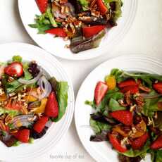 Przepis na Salad mix with strawberries, mandarins, red onion and pecans (Mix sałat z truskawkami, mandarynkami, czerwoną cebulą i orzechami)