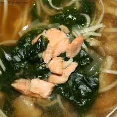 Przepis na Zupa rybna ze szpinakiem z azjatyckim akcentem
