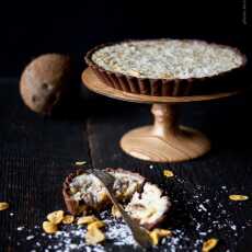 Przepis na Tarta z białą czekoladą i kokosem oraz karmelizowanymi płatkami kukurydzianymi