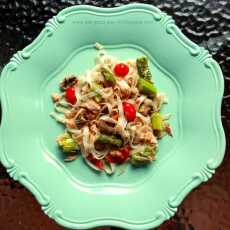 Przepis na Prosty i szybki obiad: makaron ryżowy z łososiem i zielonymi szparagami