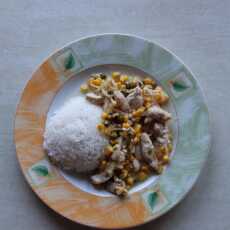 Przepis na Pochwała prostoty- kurczak w sosie jogurtowym z groszkiem, kukurydzą i kiełkami fasoli MUNG