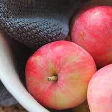 Przepis na Jedz jabłka - z jarmużem i śliwkami