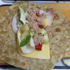 Przepis na Kasztanowo-pszenne burrito z warzywami i tuńczykiem