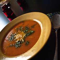 Przepis na Krem pomidorowo-czosnkowy z parmezanowymi kluseczkami.