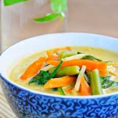 Przepis na Tajska pikantna zupa warzywna z mlekiem kokosowym