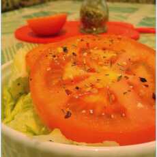 Przepis na Sałatka z kapusty pekińskiej, pomidora w towarzystwie jajka sadzonego