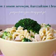 Przepis na Makaron z sosem serowym, kurczakiem i brokułami