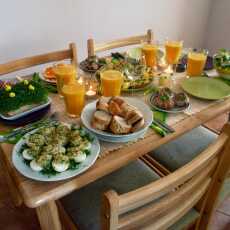 Przepis na Co można podać na śniadanie wielkanocne: sałatka z tuńczykiem, jajka faszerowane pieczarkami bądź łososiem