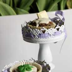 Przepis na Czekoladowe muffinki z koniczynkami i białą czekoladą.