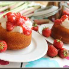 Przepis na Babeczki z sosem truskawkowo - rabarbarowym / Muffins with strawberry - ruhrab souce