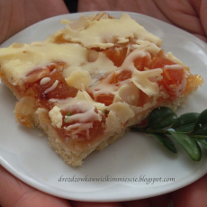 Przepis na Mazurek pomarańczowy z suszonymi morelami, skórką z limonki, migdałami i białą czekoladą 