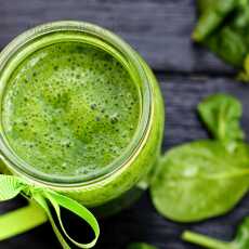 Przepis na Piję na zdrowie. Zielone smoothie ze szpiankiem i wodą kokosową. 
